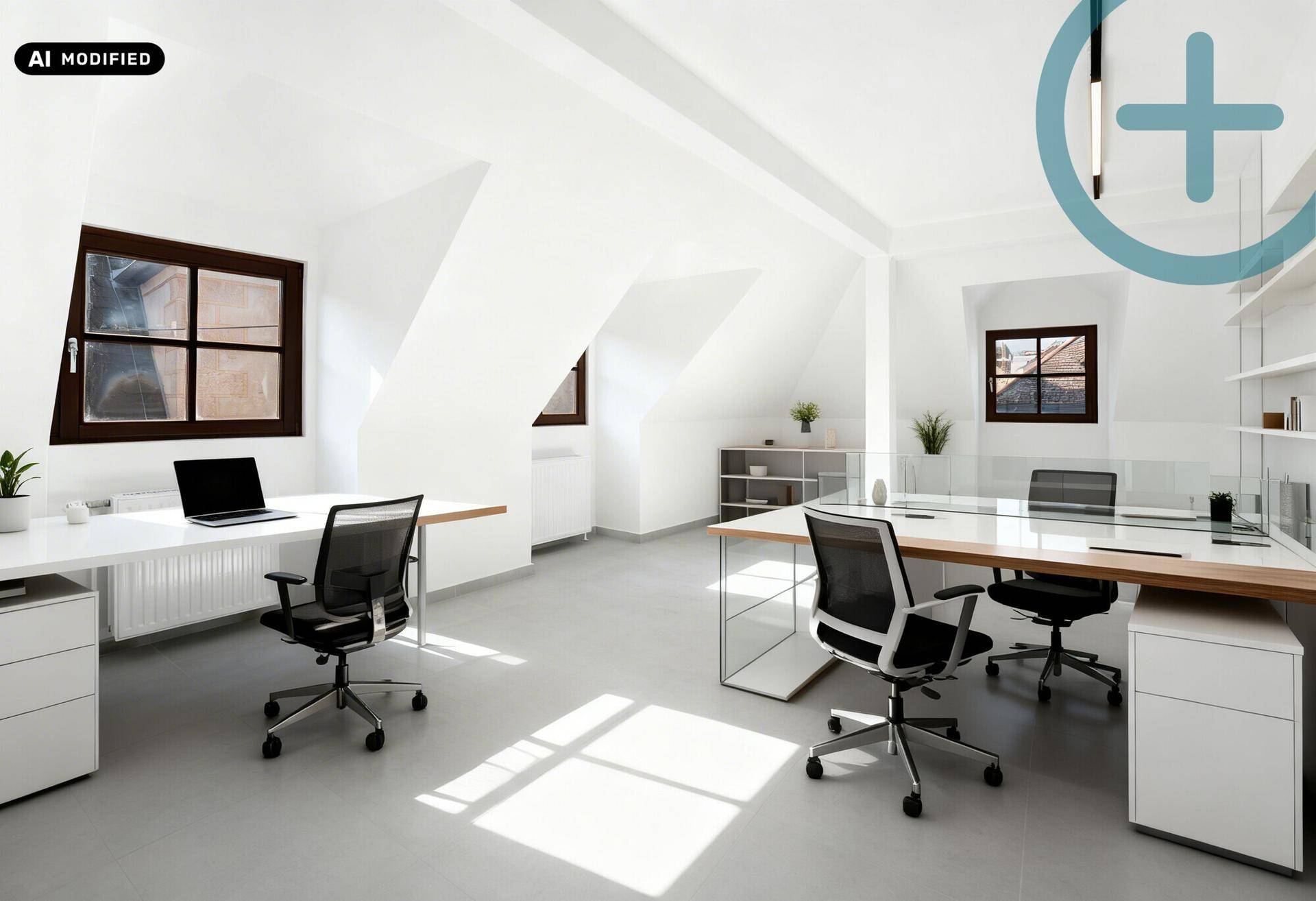 Geräumiges und helles Dachgeschossbüro mit mehreren Arbeitsplätzen und viel Tageslicht durch die Fenster.