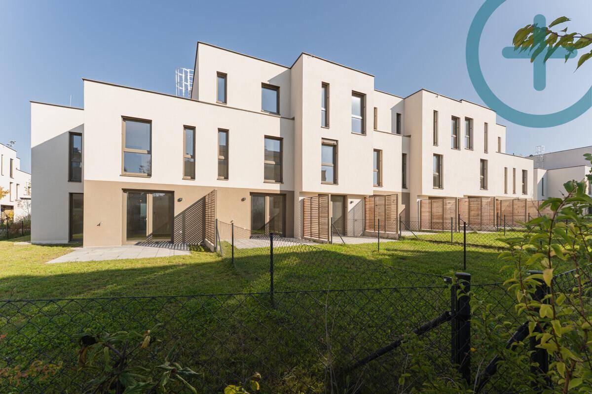 Rückseite moderner Reihenhäuser mit privaten Gärten und Terrassenbereichen.