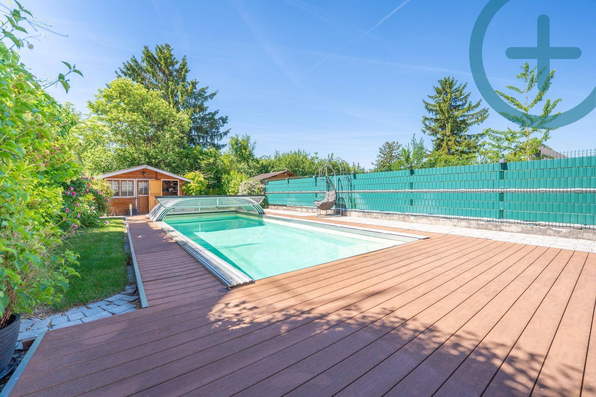 Weitläufiger Garten mit Pool, Holzdeck und einem charmanten Gartenhaus im Grünen.