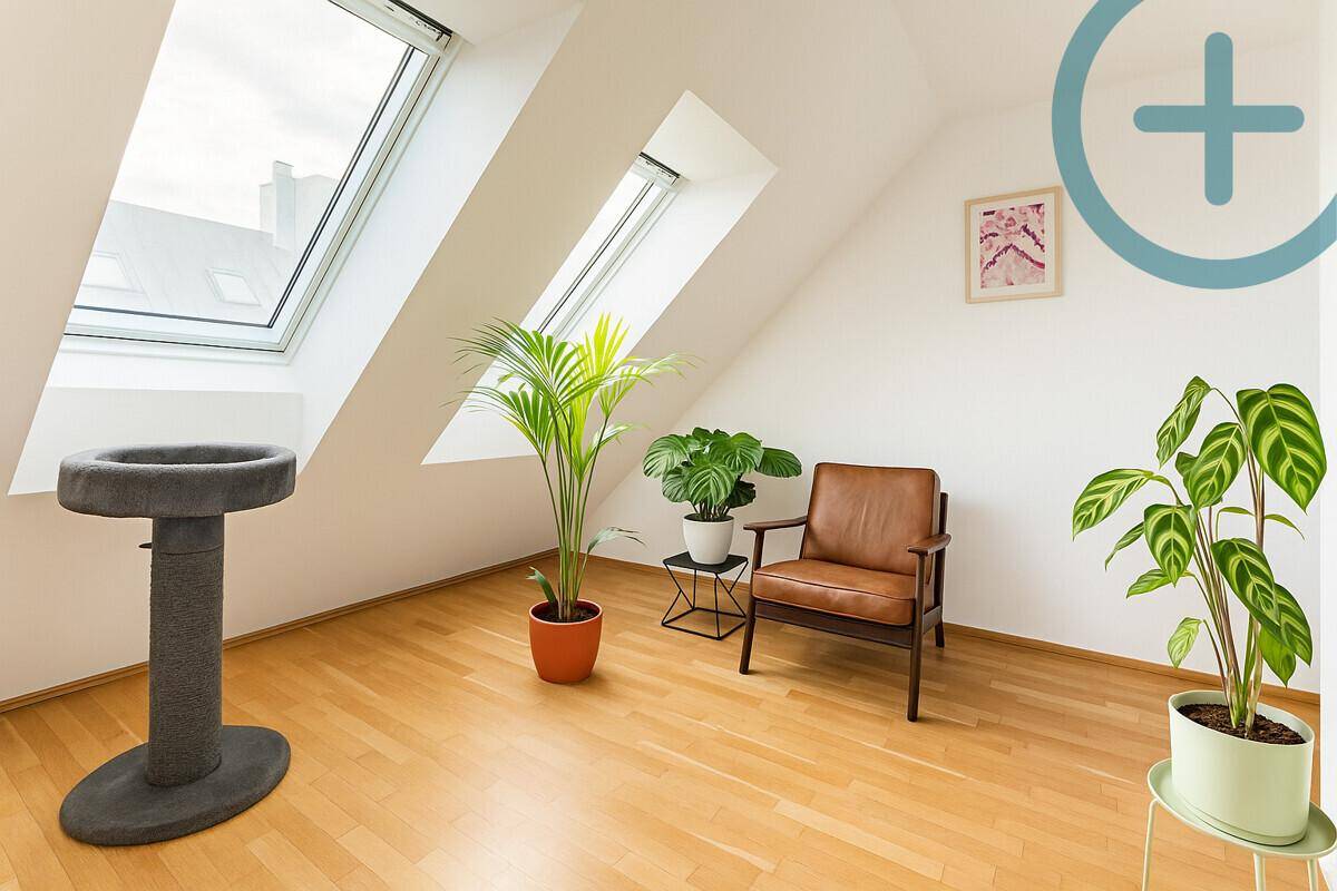 Helles Zimmer mit Holzboden, Dachschrägen und zwei Dachfenstern, ideal als Arbeits- oder Gästezimmer.