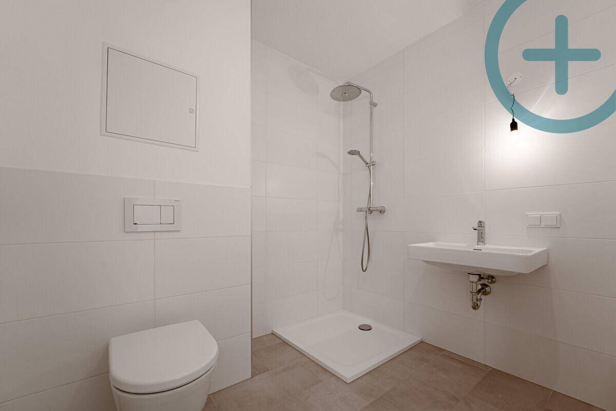 Modernes Badezimmer mit Dusche, Hänge-WC und Waschbecken in minimalistischem Design.