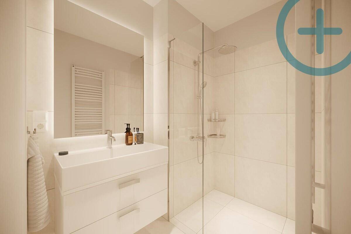 Modernes Badezimmer mit ebenerdiger Dusche, großem Spiegel und weißer Einrichtung.