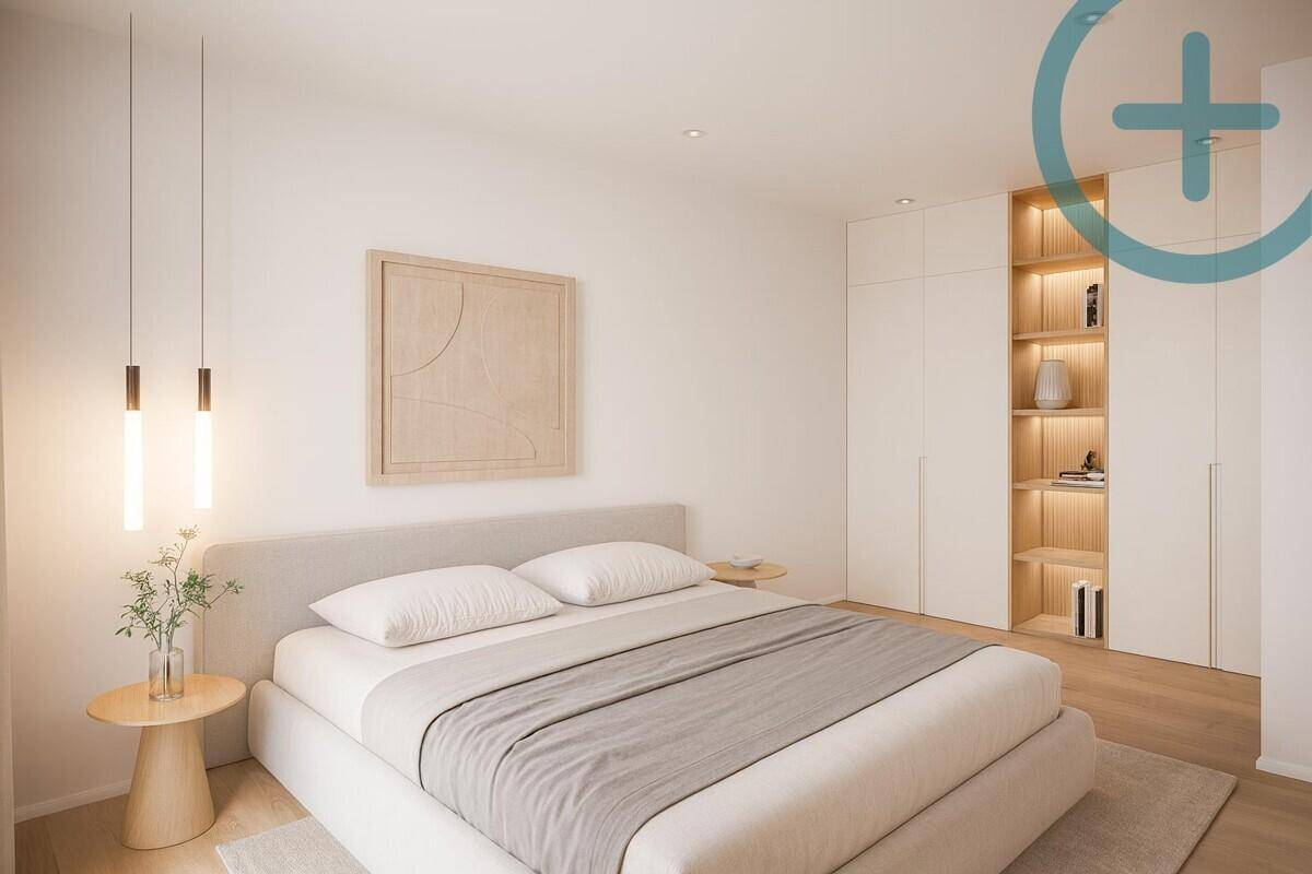 Helles Schlafzimmer mit modernem Bett, integrierten Schränken und indirekter Beleuchtung.