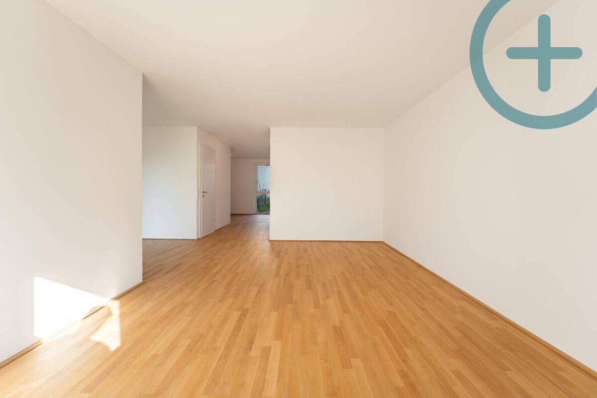 Geräumiger, heller Raum mit Parkettboden und weiß gestrichenen Wänden, ideal für individuelle Gestaltung.