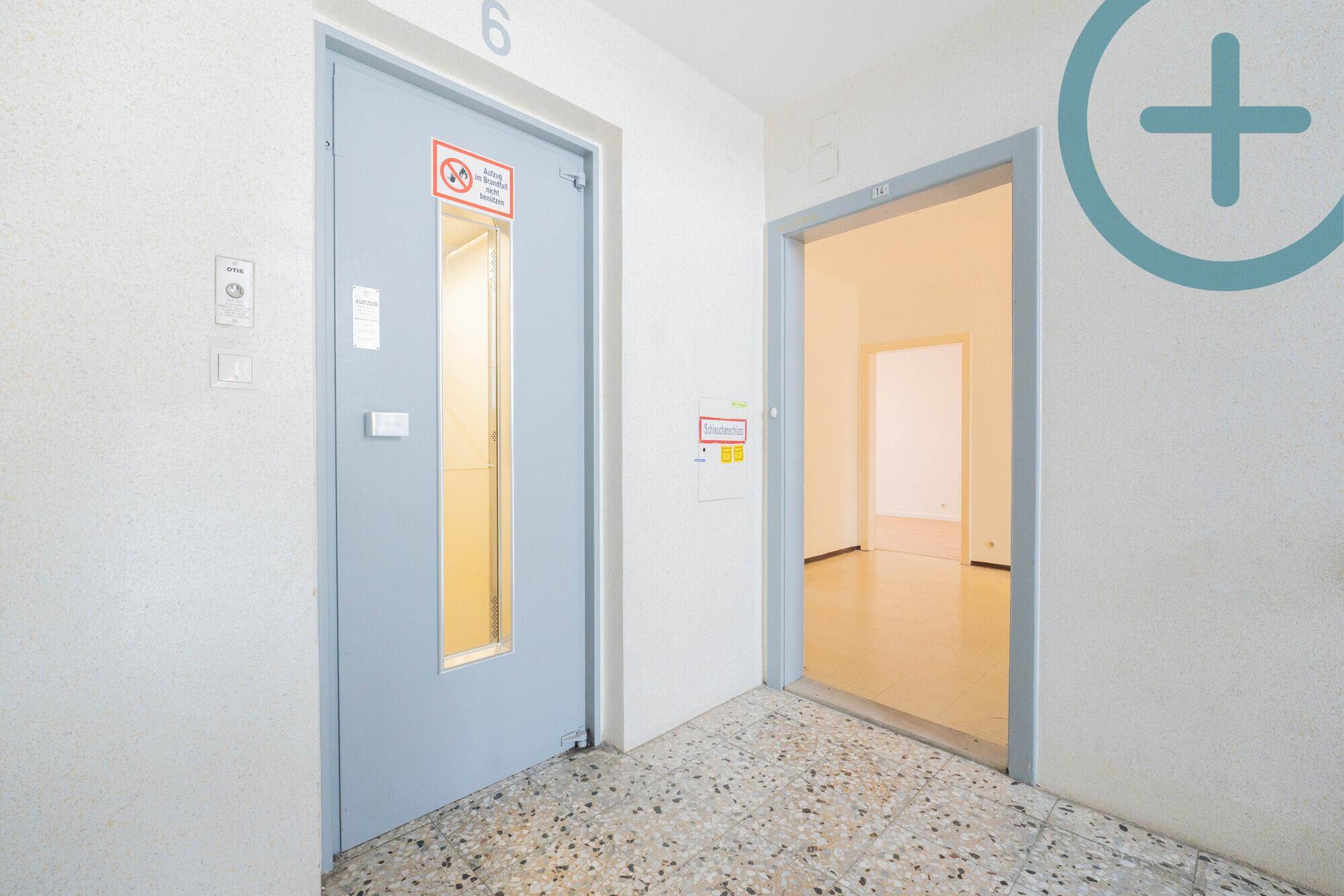 Gemeinschaftlicher Flur mit Aufzug und Zugang zu den Wohneinheiten.