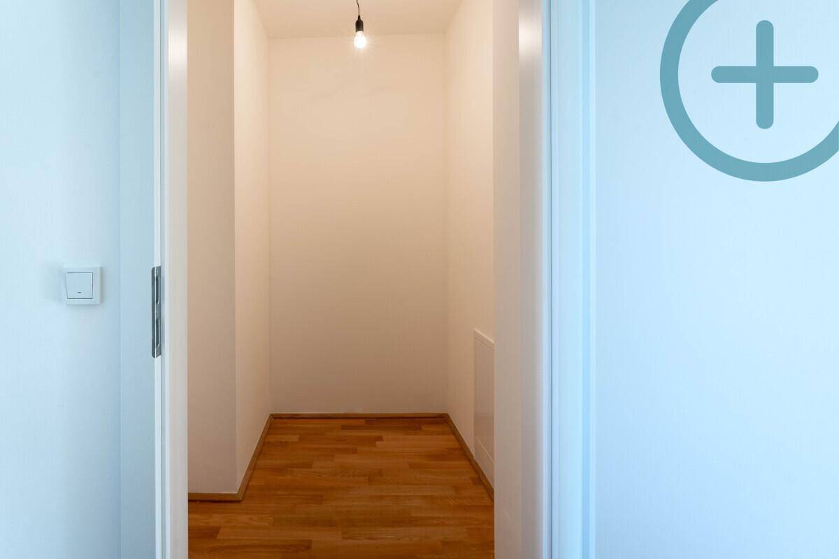 Kleiner Abstellraum mit Parkettboden und einfacher Deckenbeleuchtung, ideal für zusätzlichen Stauraum.