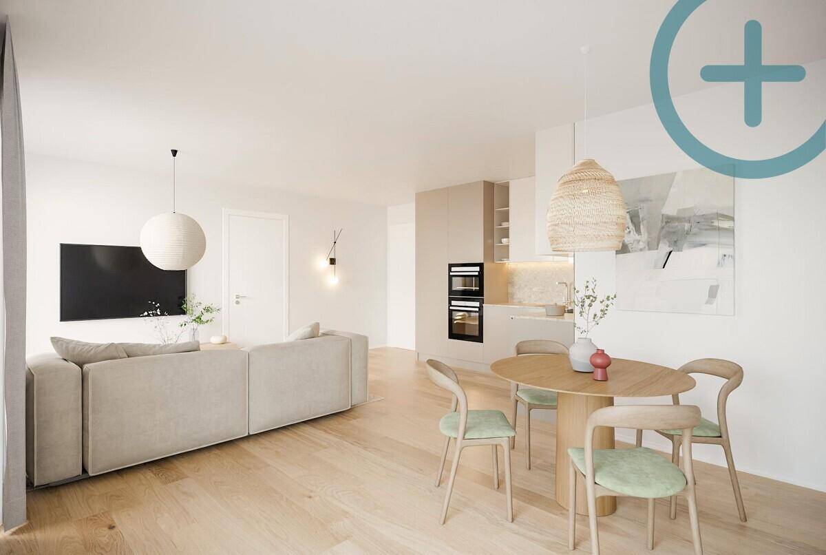 Heller, offener Wohn-Essbereich mit integrierter Küche, modernem Design und Holzboden.