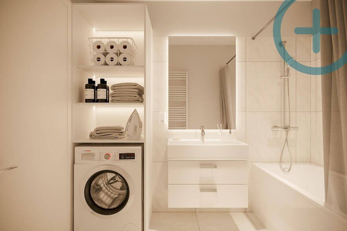 Modernes Badezimmer mit Badewanne, integrierter Waschmaschine und praktischen Ablagen.
