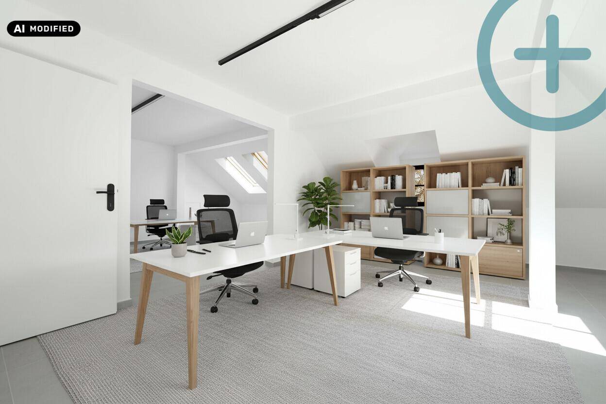 Helles und offenes Büro mit mehreren Arbeitsplätzen, Holzregalen und Teppichboden im Dachgeschoss.