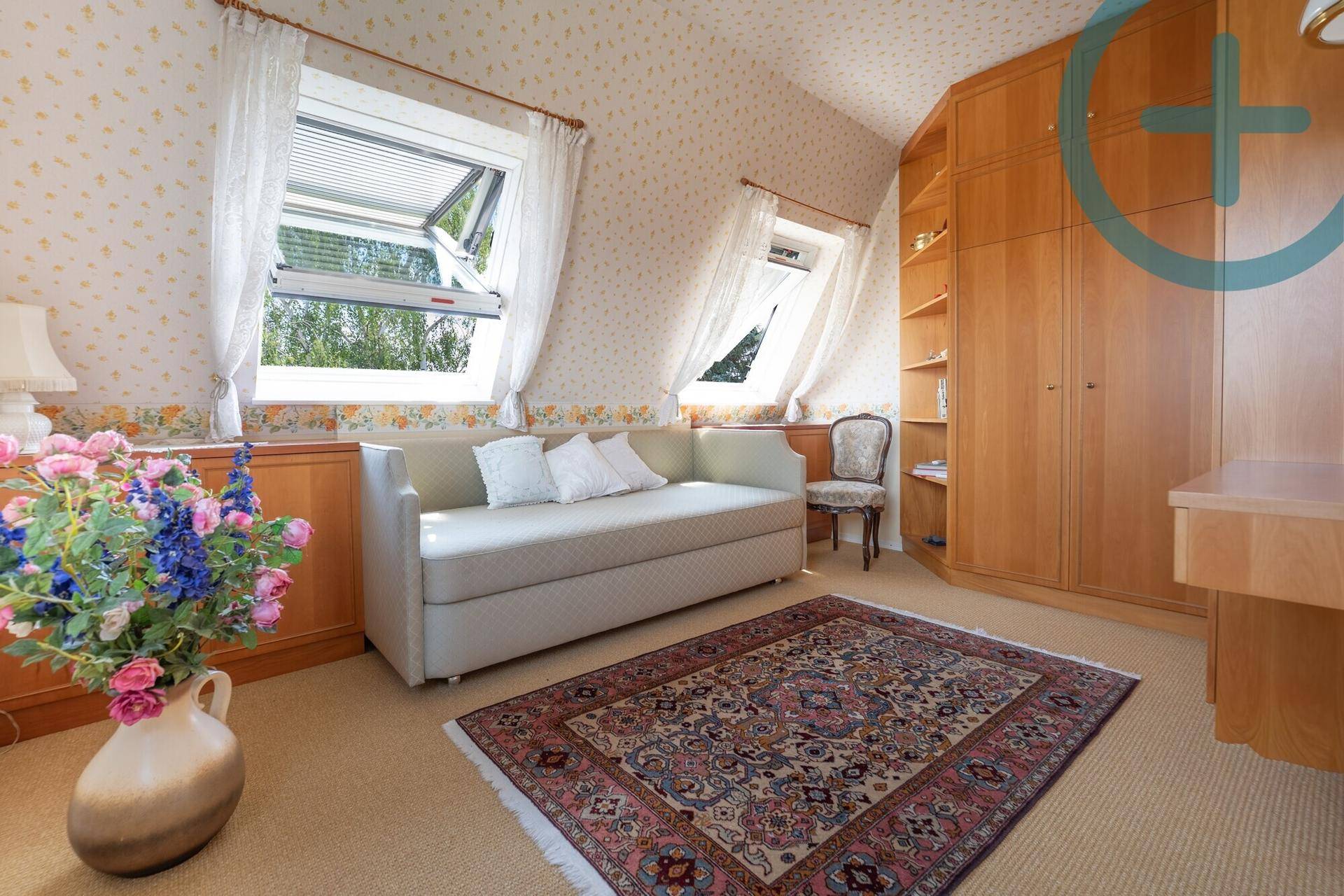 Gemütliches Schlafzimmer im Dachgeschoss mit Dachfenstern und Einbauschränken.