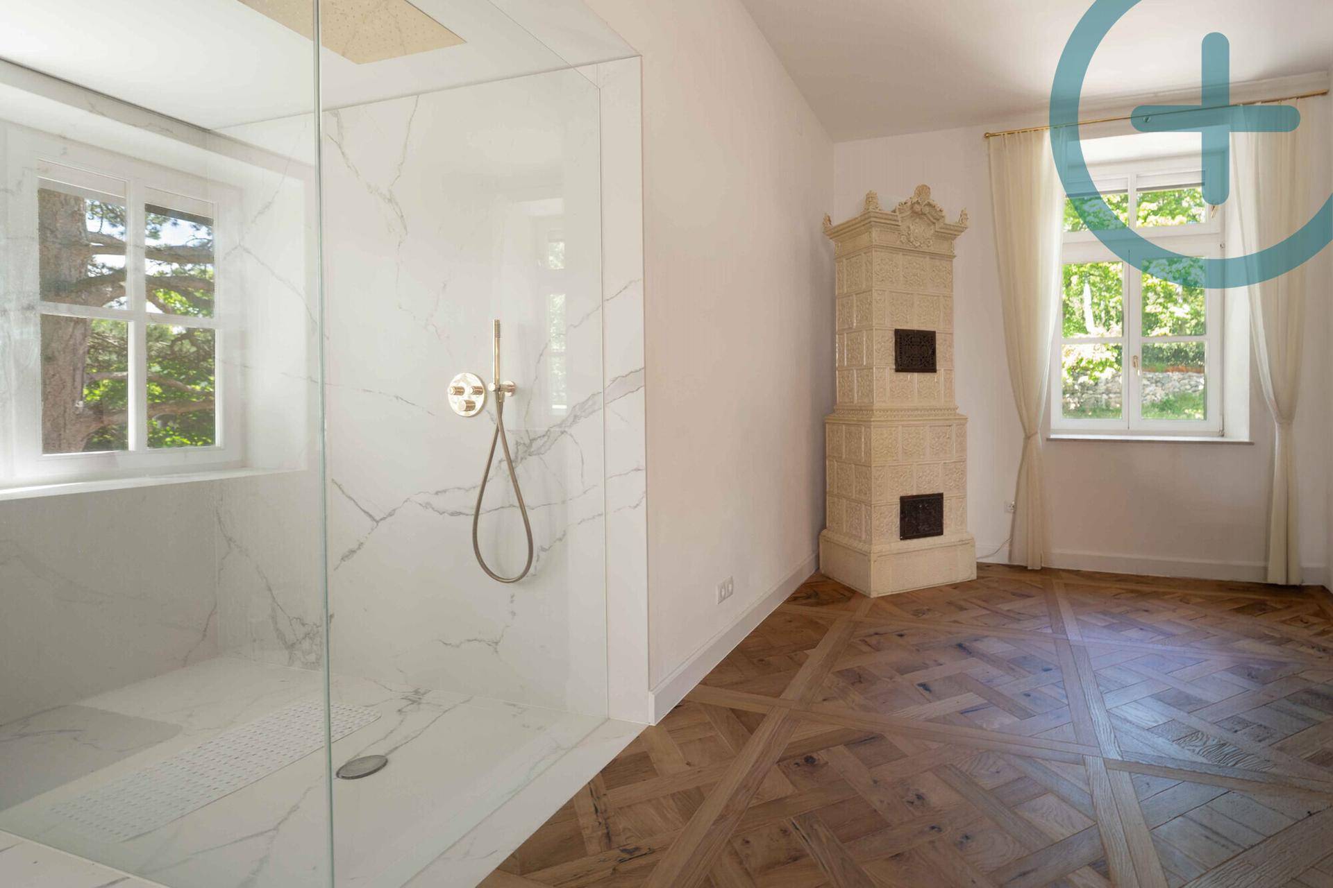 Modernes Badezimmer mit begehbarer Dusche, Marmorfliesen und Fischgrätparkett.