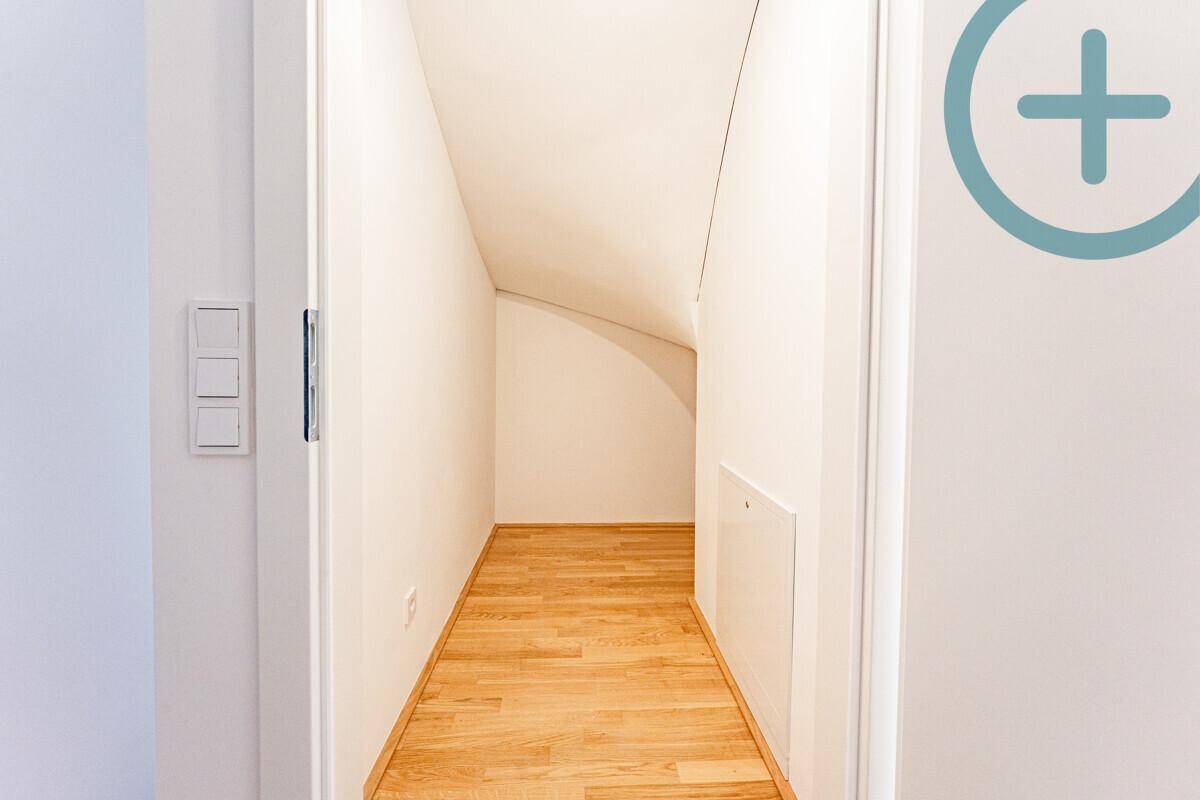 Praktischer Abstellraum mit Dachschräge und Holzboden für zusätzlichen Stauraum.