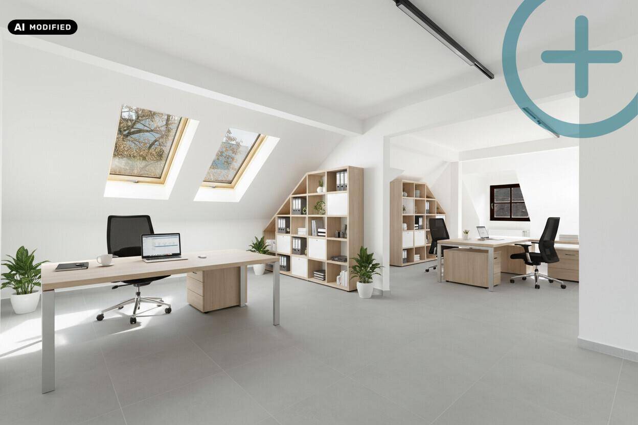 Großes Dachgeschossbüro mit mehreren Arbeitsbereichen, Dachfenstern und modernen Holzregalen.