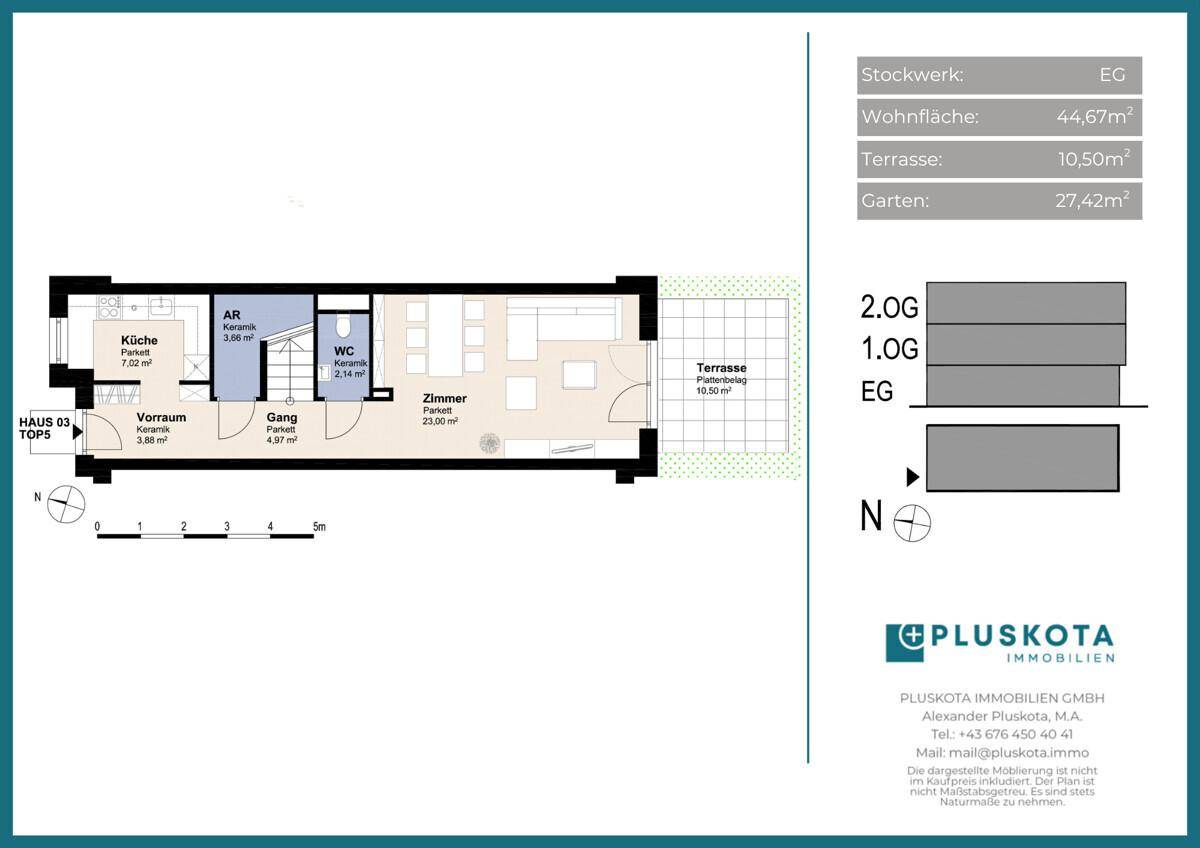 Grundriss des Erdgeschosses mit Küche, Wohnzimmer, Terrasse und Gartenbereich.