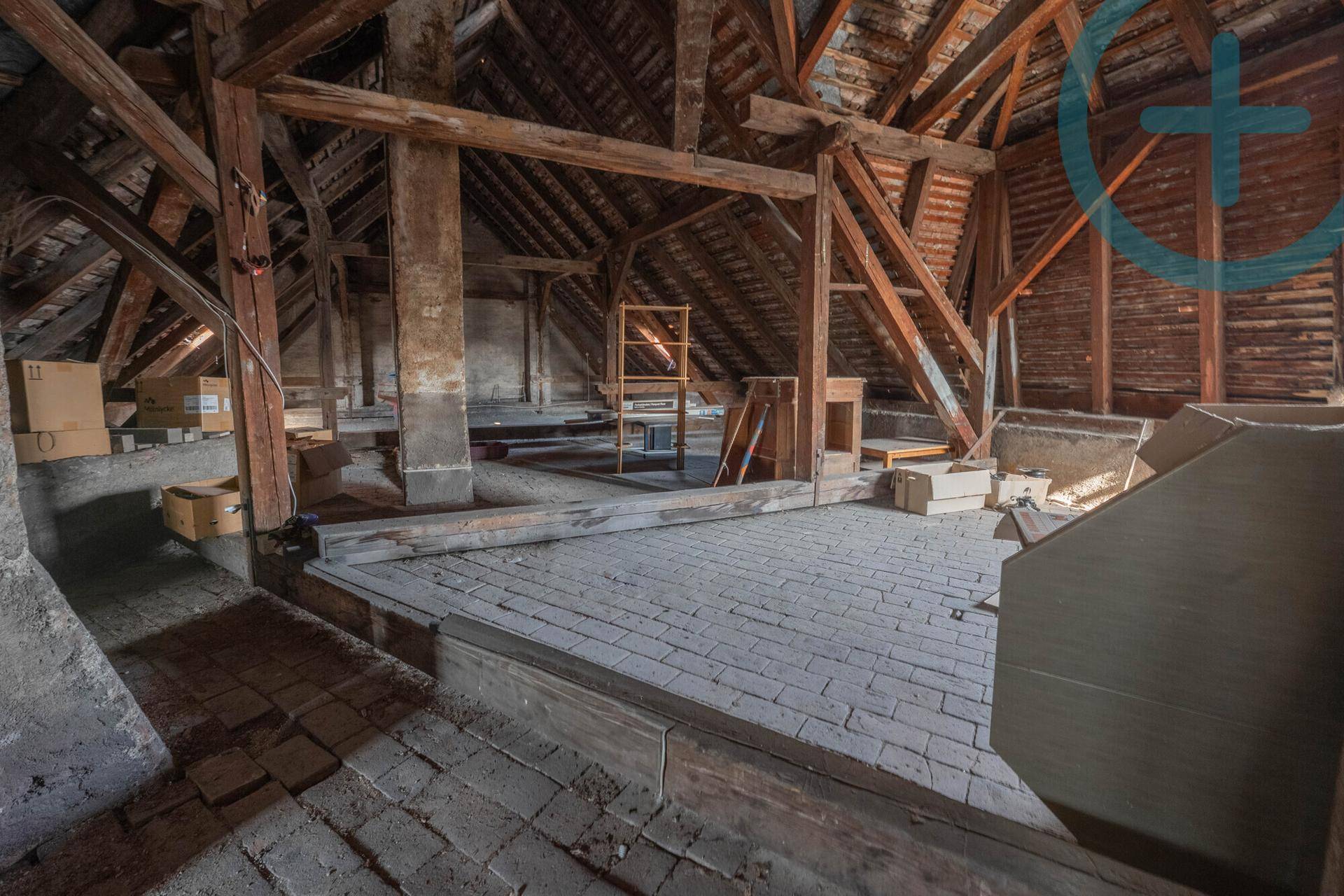 Unausgebauter Dachboden mit sichtbaren Holzbalken und viel Potenzial für Ausbau.