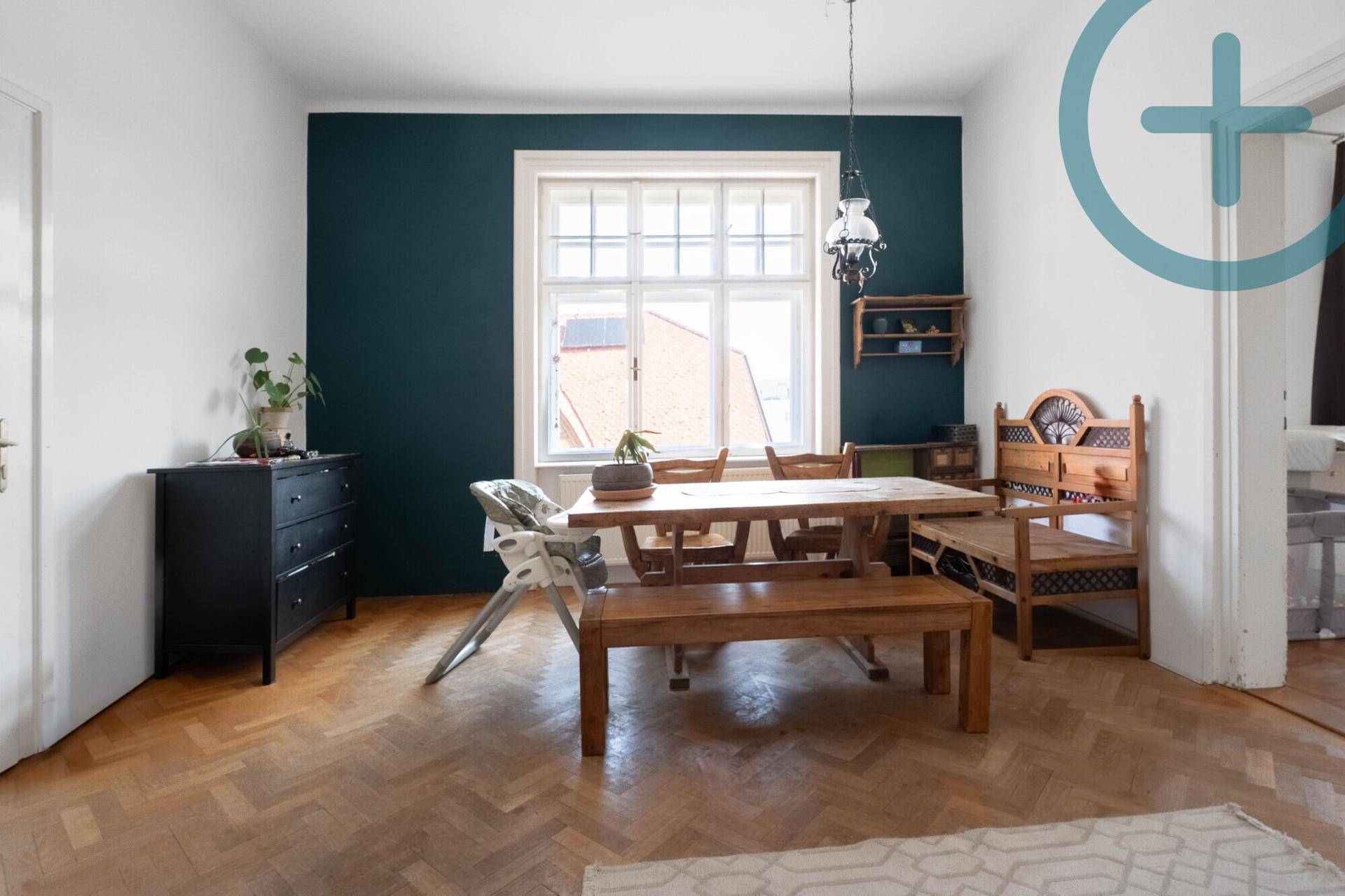 Esszimmer mit Holztisch, Bänken und einem dunklen Akzentwand, ideal für Familienessen.