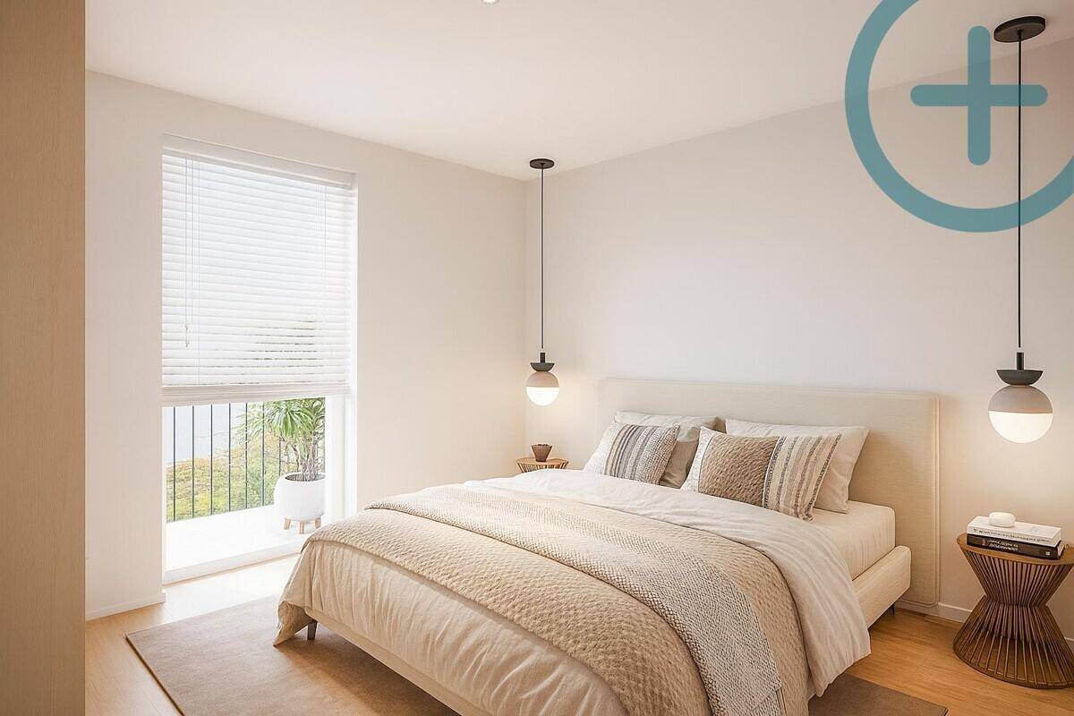 Helles Schlafzimmer mit modernem Bett, Holzboden und großem Fenster mit Jalousien.