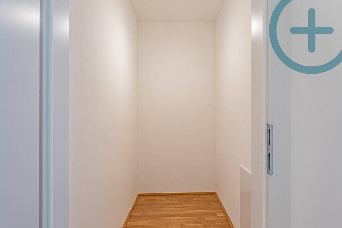 Praktischer Abstellraum mit Parkettboden für zusätzlichen Stauraum im Haus.
