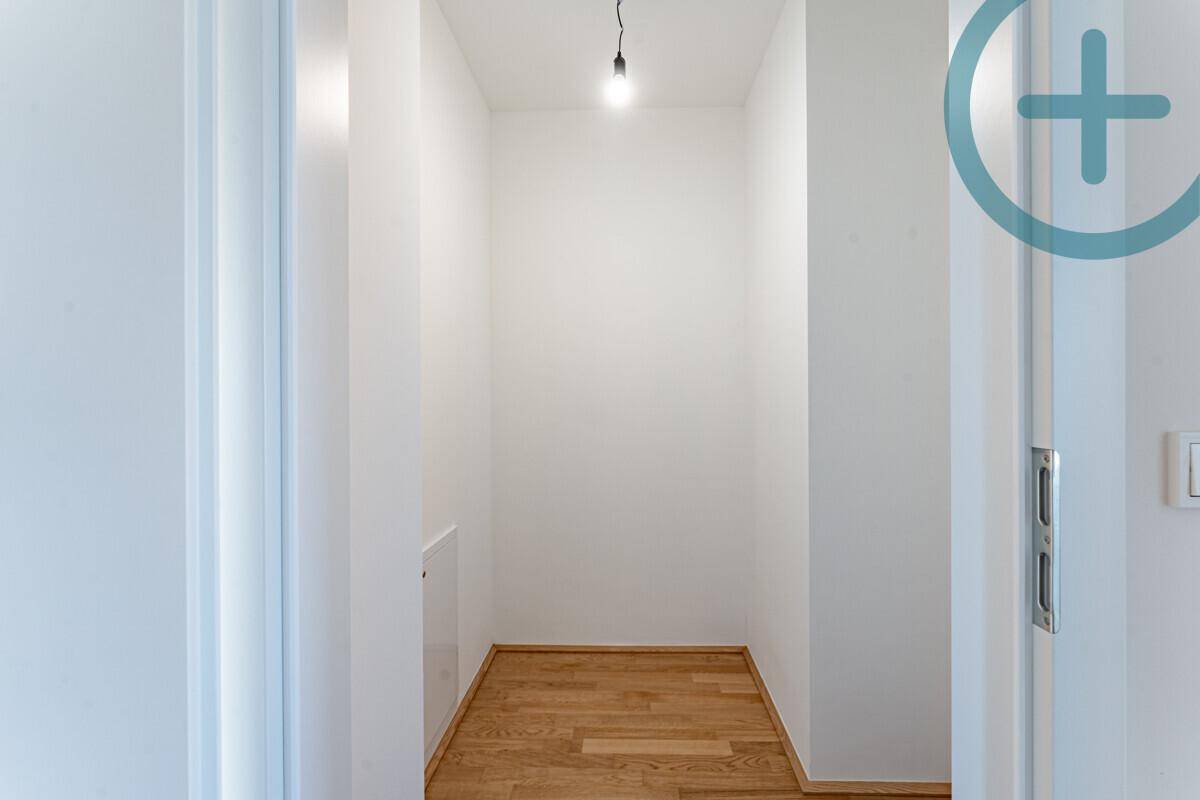 Praktischer Abstellraum mit Parkettboden, ideal für zusätzlichen Stauraum im Haus.