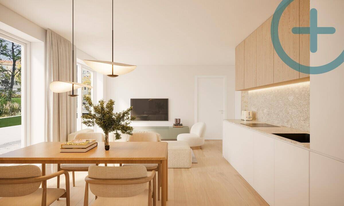 Moderner Wohn-Essbereich mit integrierter Küchenzeile, Holzboden und stilvollen Pendelleuchten.
