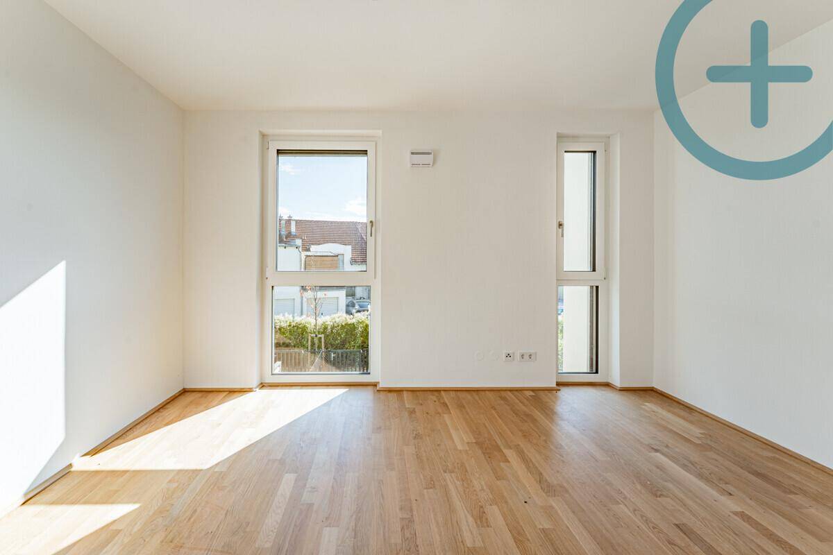 Helles Zimmer mit Parkettboden und zwei Fenstern, ideal als Schlaf- oder Arbeitszimmer nutzbar.