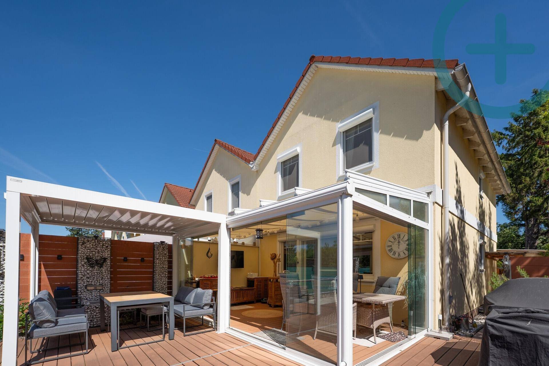 Moderne Terrasse mit Glasüberdachung und Pergola, perfekt für Mahlzeiten im Freien.