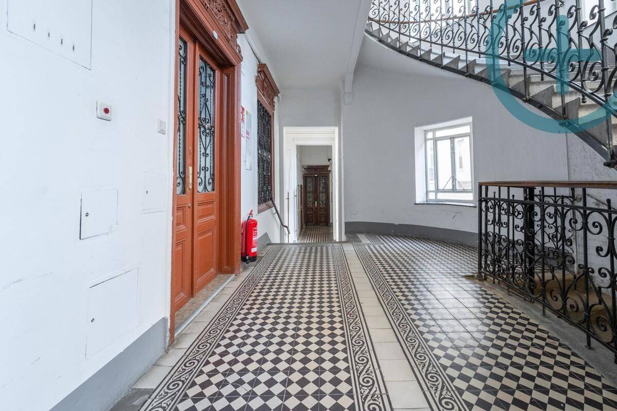 Historisches Treppenhaus mit kunstvollen Fliesen und schmiedeeisernem Geländer im Altbau.