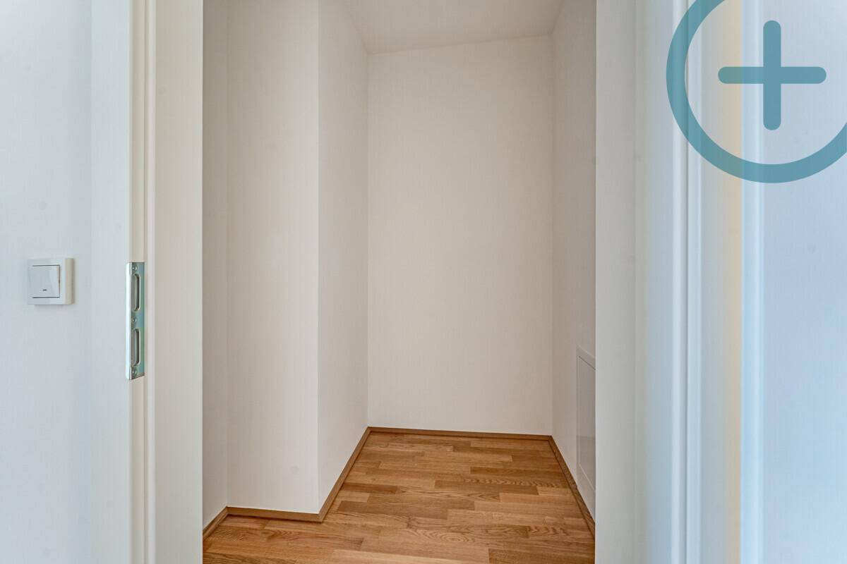 Praktischer Abstellraum mit Parkettboden, ideal für zusätzlichen Stauraum im Haus.