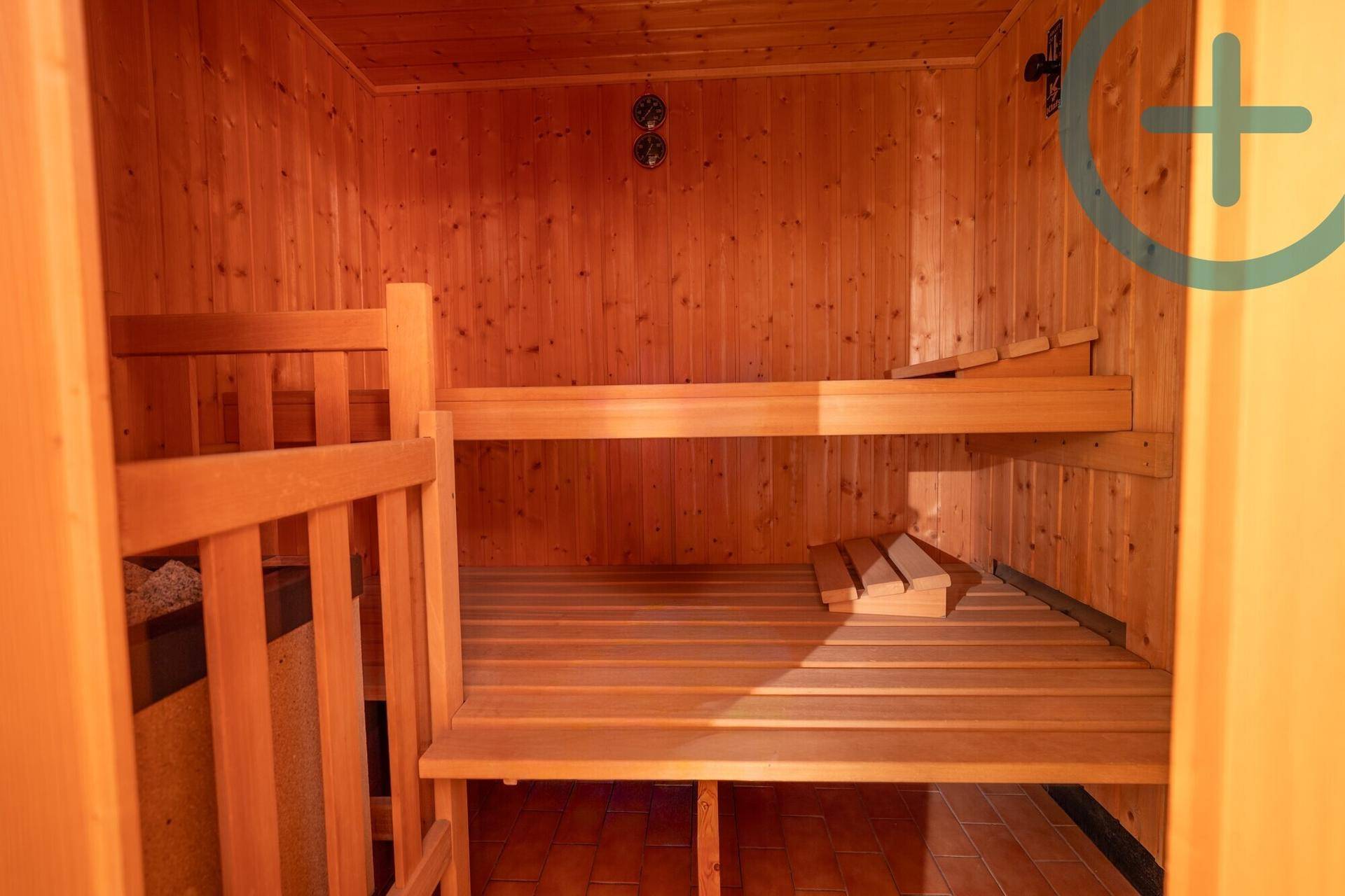 Traditionelle Holzsauna mit mehreren Bänken für Entspannung und Wohlbefinden.