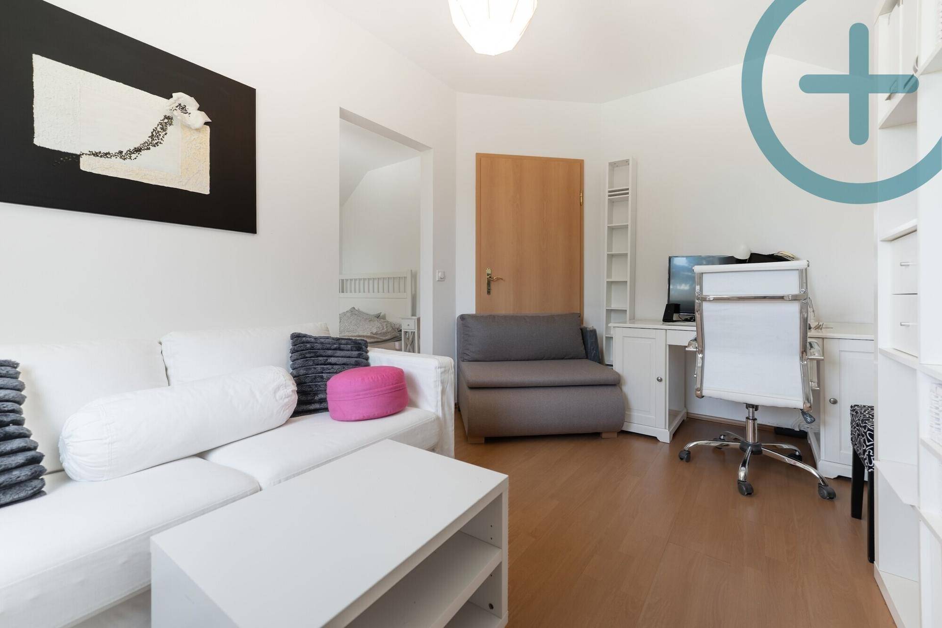 Flexibler Raum, nutzbar als Büro oder Gästezimmer, mit Parkettboden und hellem Ambiente.