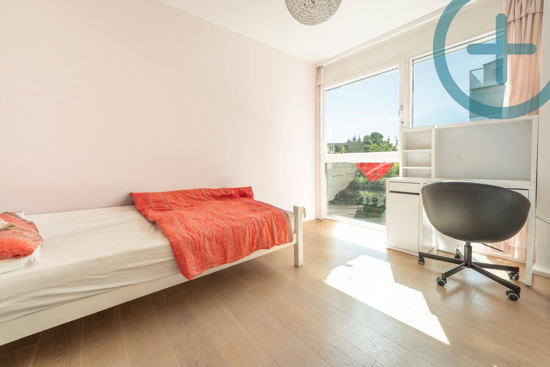 Helles Kinderzimmer mit Einzelbett, Schreibtisch und Zugang zu einem französischen Balkon.