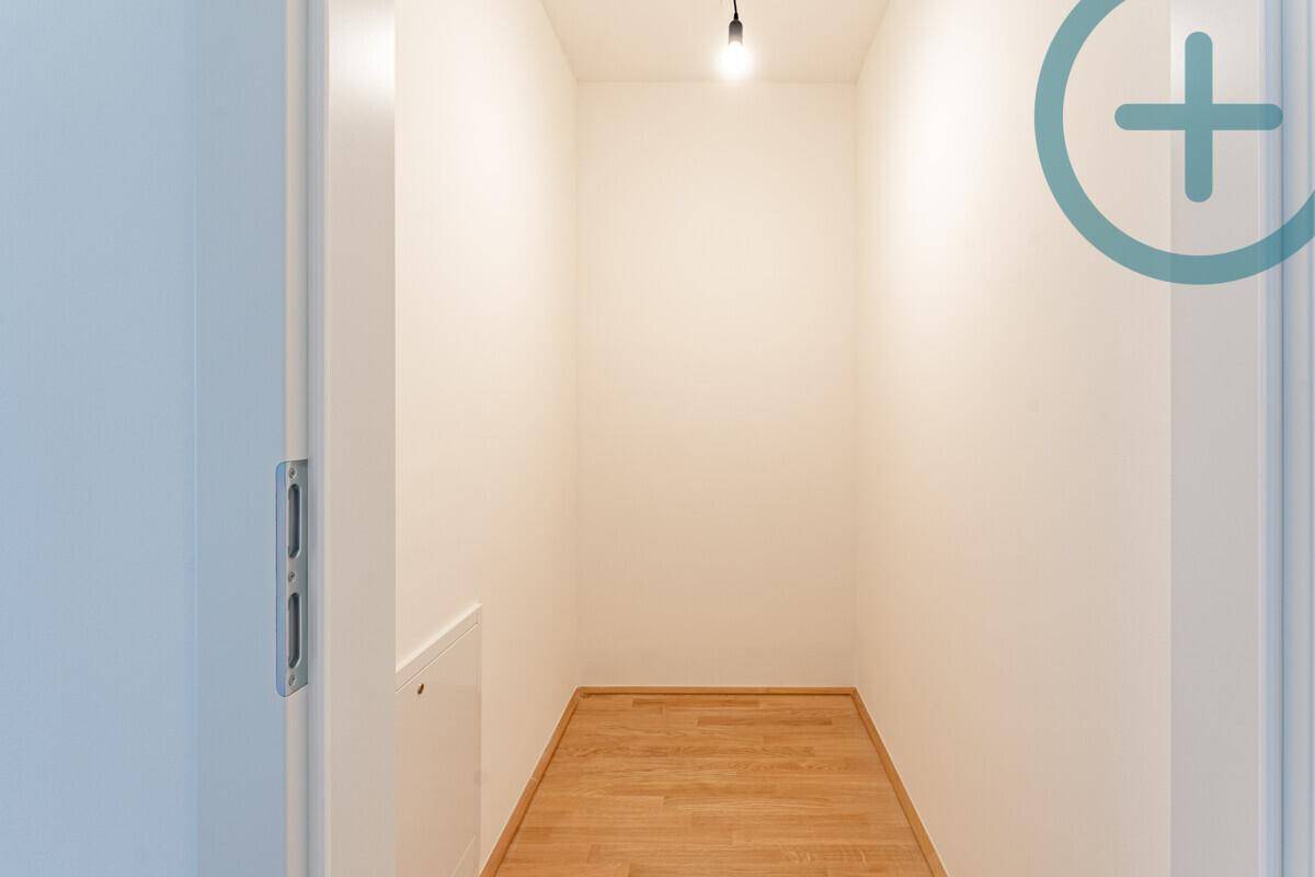 Praktischer Abstellraum mit hellem Parkettboden, ideal für zusätzlichen Stauraum im Haus.