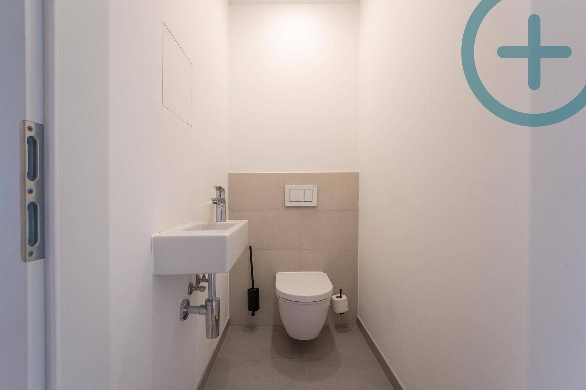 Kompaktes Gäste-WC mit wandhängender Toilette und kleinem Waschbecken, in modernem Design.