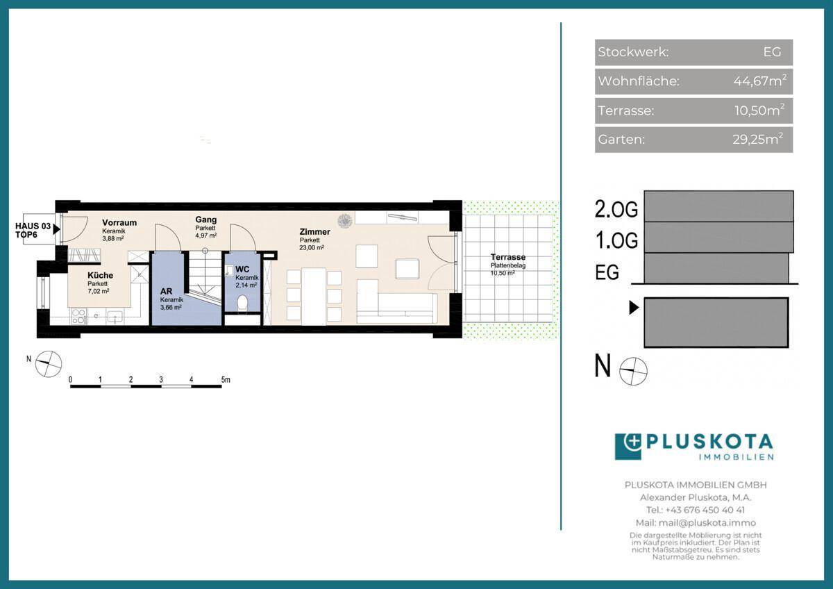 Grundriss des Erdgeschosses mit Küche, Wohnzimmer, WC und Zugang zur Terrasse.