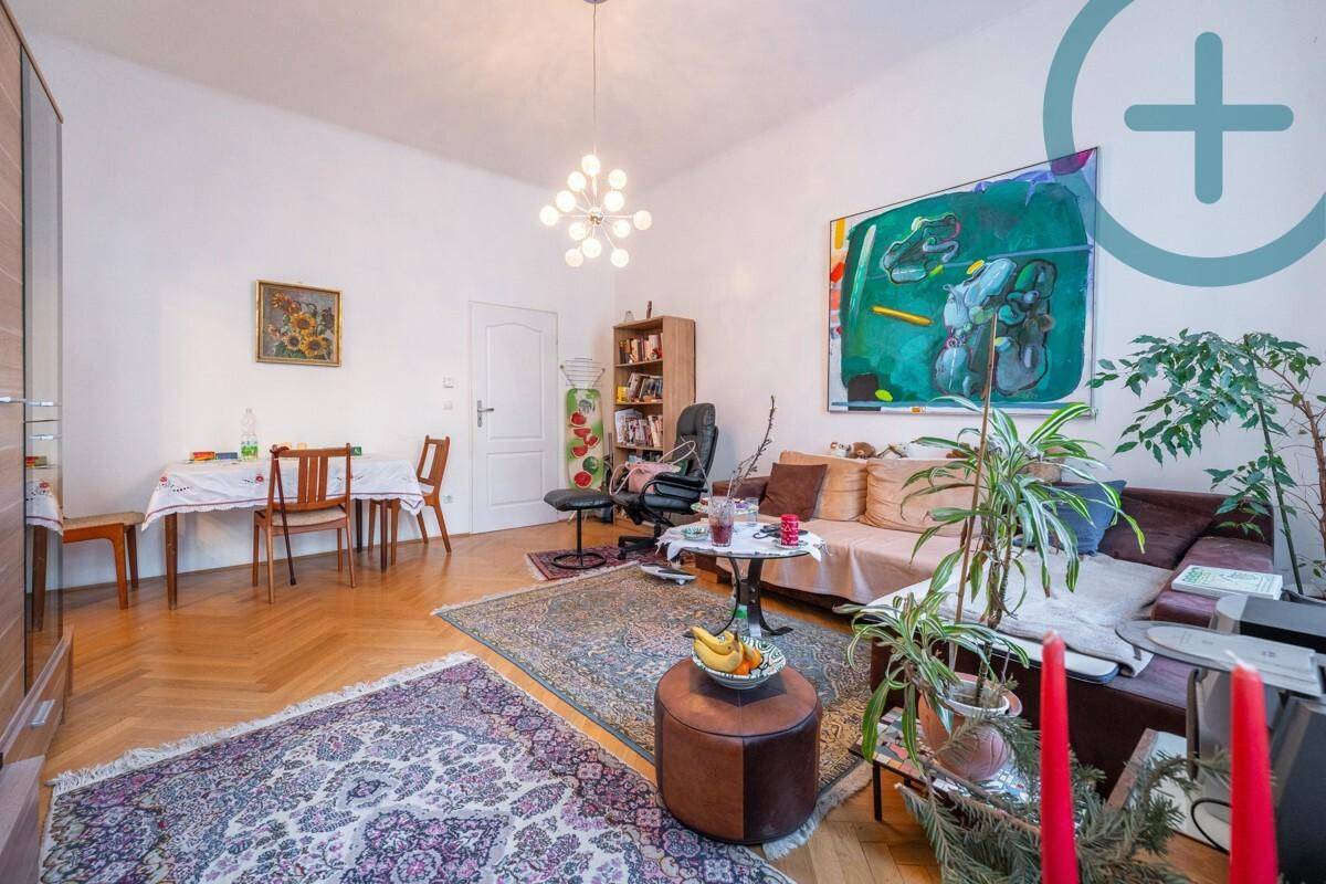 Heller Wohnbereich mit Kunstwerk, bequemer Couch und Essbereich mit Holztisch.
