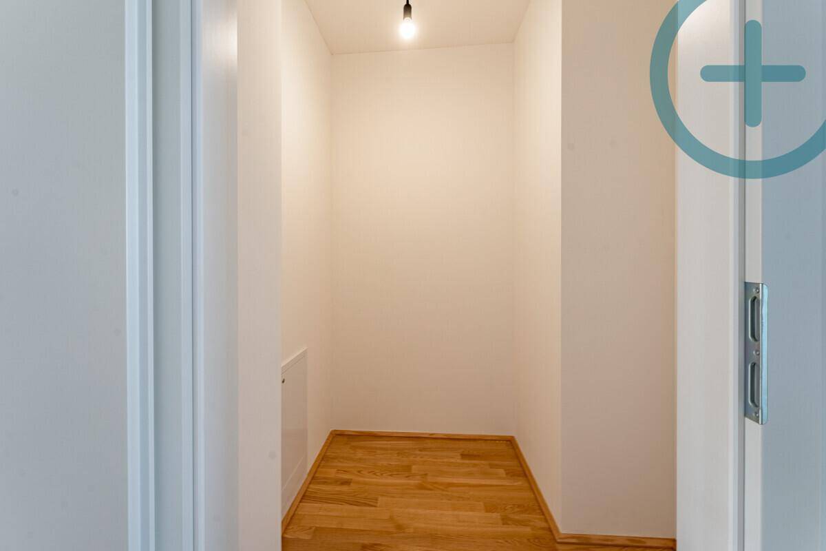 Kleiner Abstellraum mit Parkettboden und einfacher Beleuchtung, ideal für zusätzlichen Stauraum.
