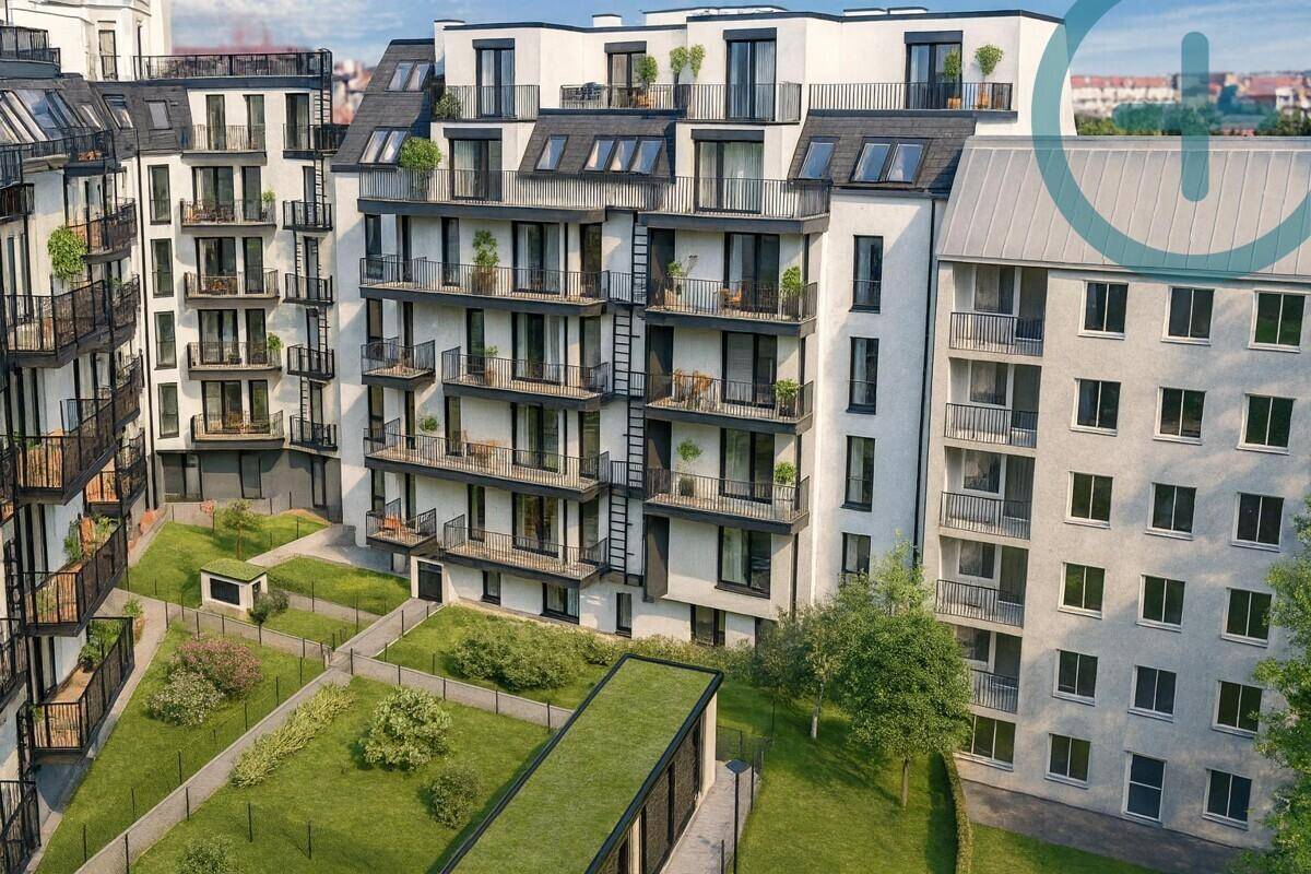 Moderne Wohnanlage mit begrüntem Innenhof und zahlreichen Balkonen.