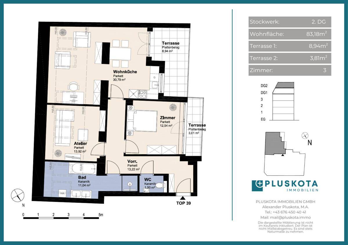 Detaillierter Grundriss der Dachgeschosswohnung mit Wohnküche, zwei Terrassen und drei Zimmern.