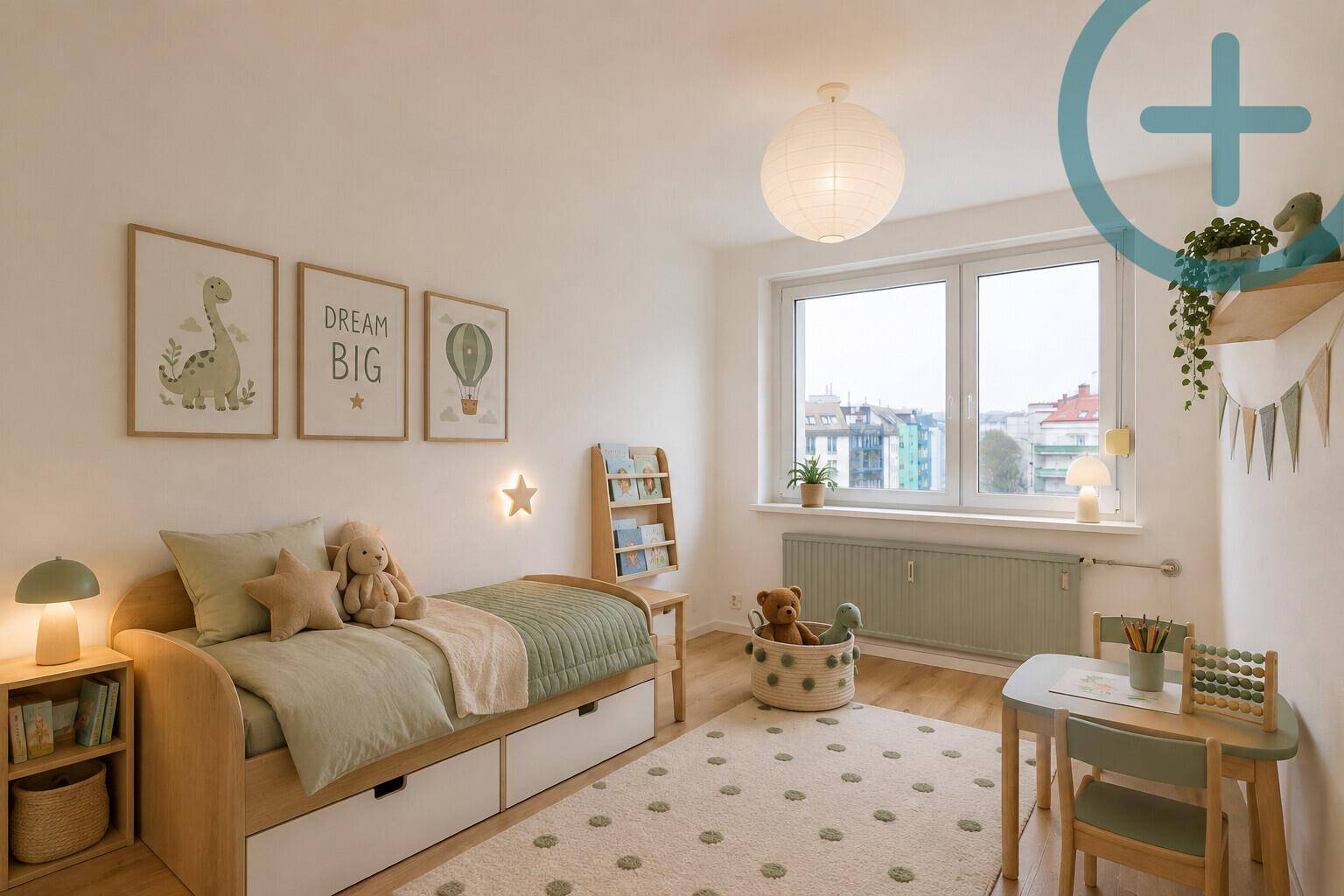 Freundliches Kinderzimmer mit Einzelbett, Holzboden und kindgerechter Dekoration.