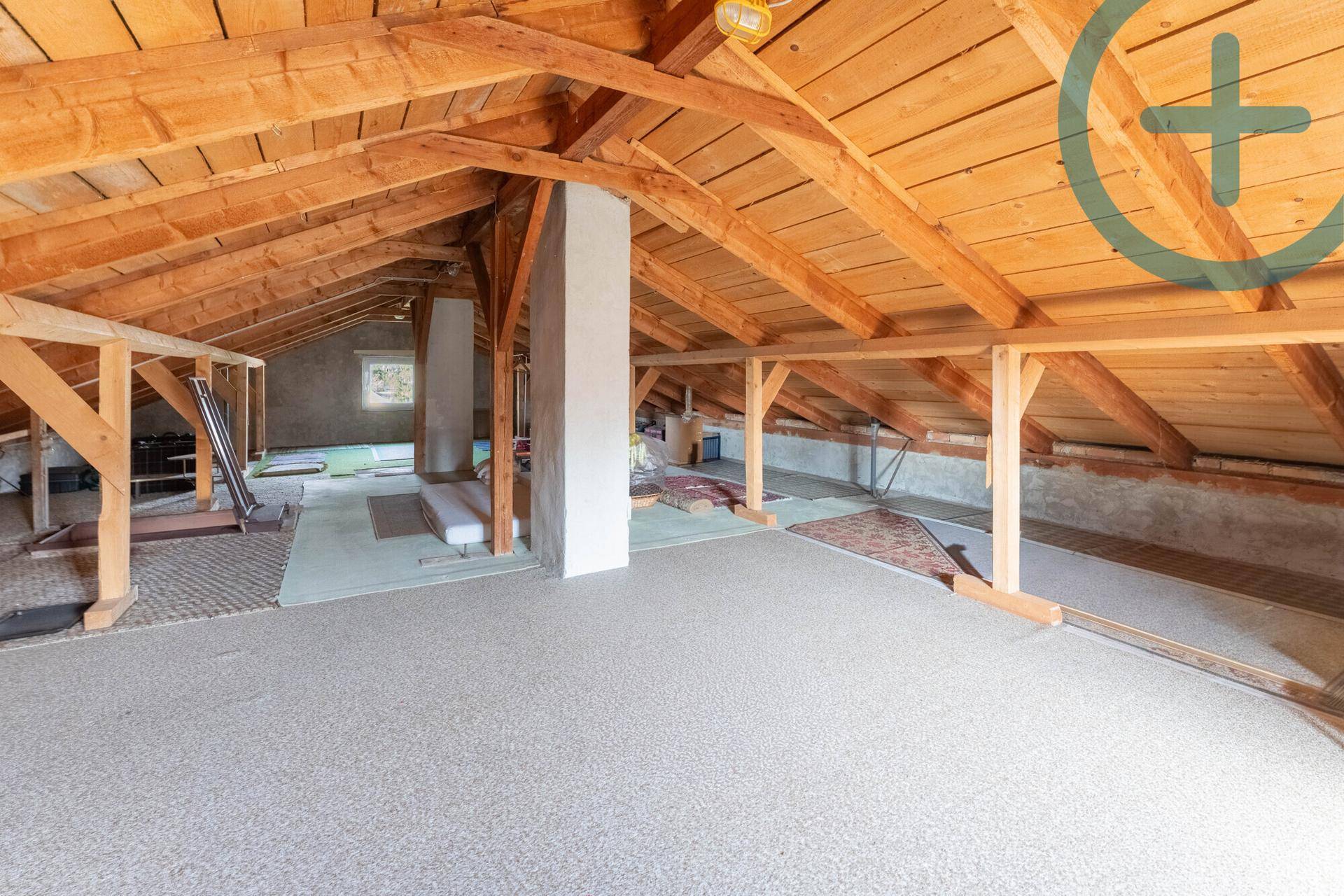 Unausgebauter Dachboden mit sichtbaren Holzbalken und viel Potenzial.
