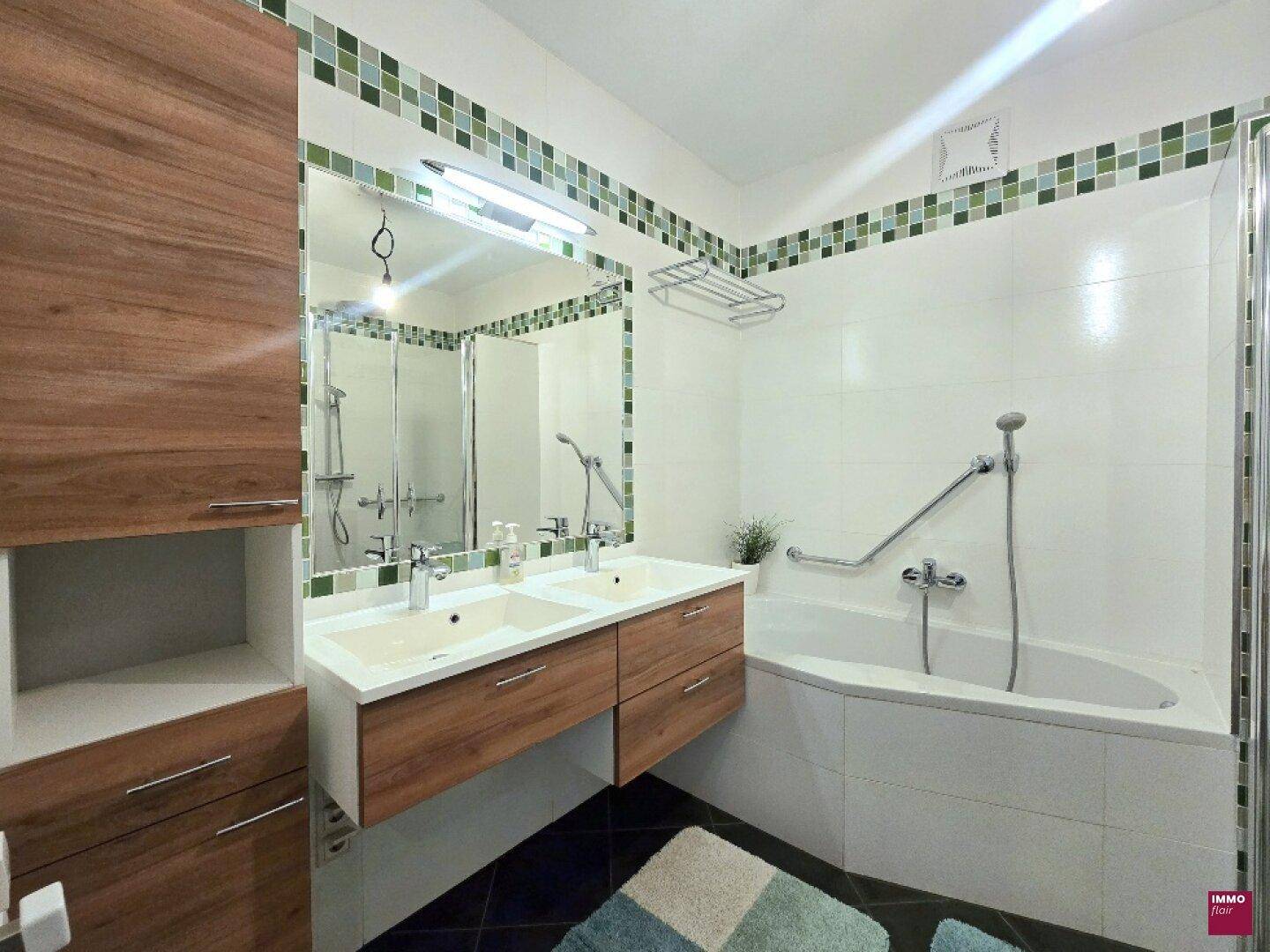 Bad mit Dusche & Badewanne