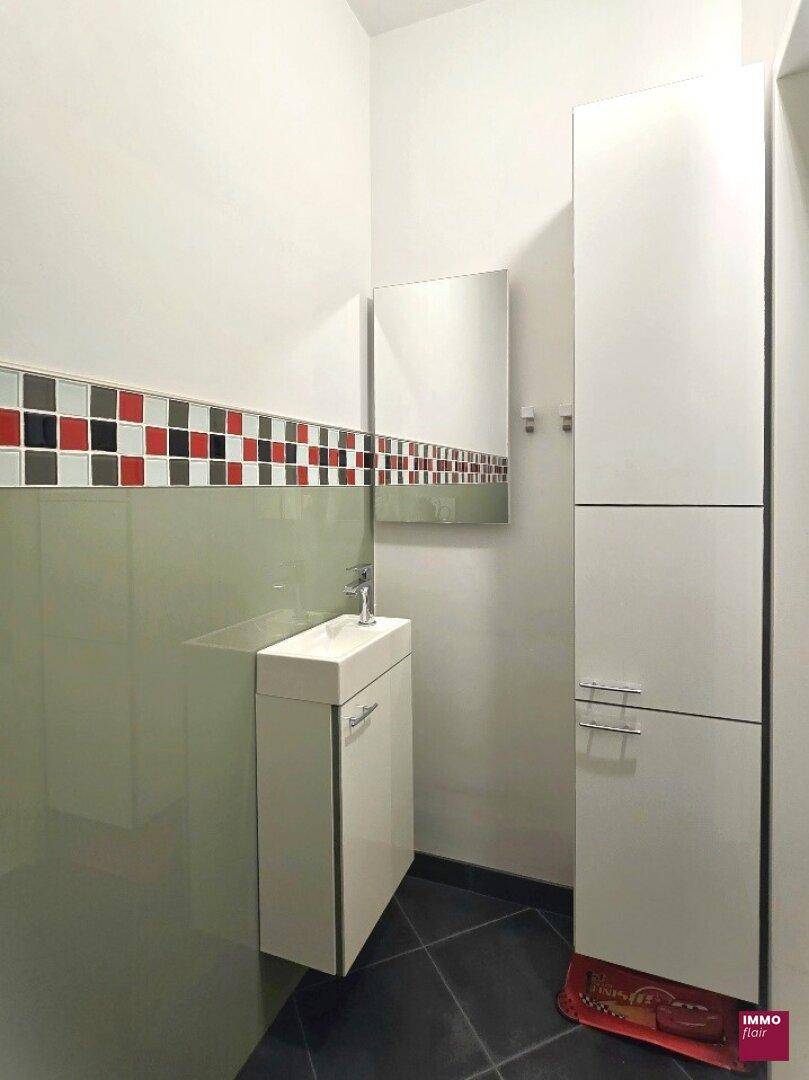 WC mit Handwaschbecken