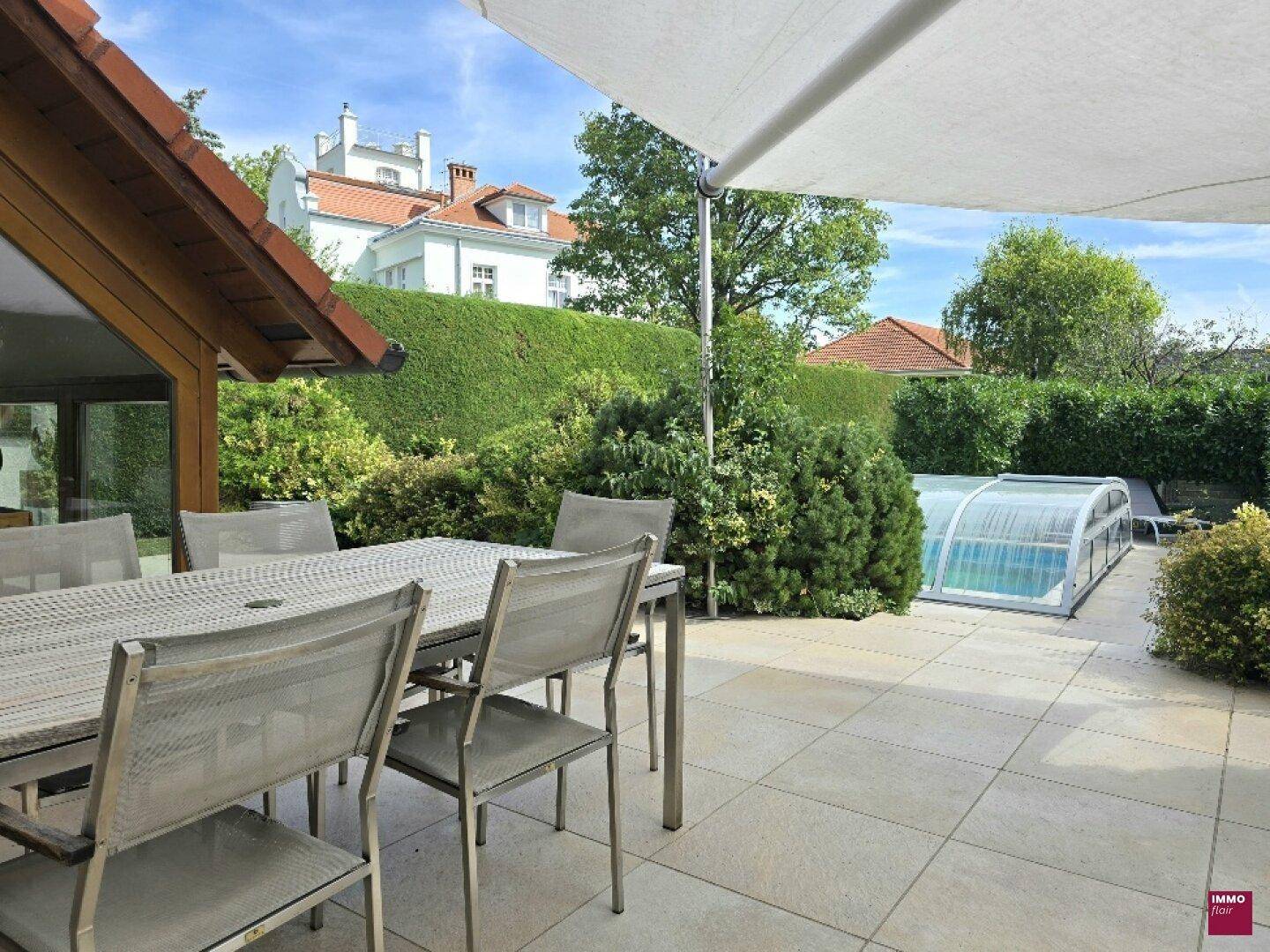 Terrasse mit Poolblick