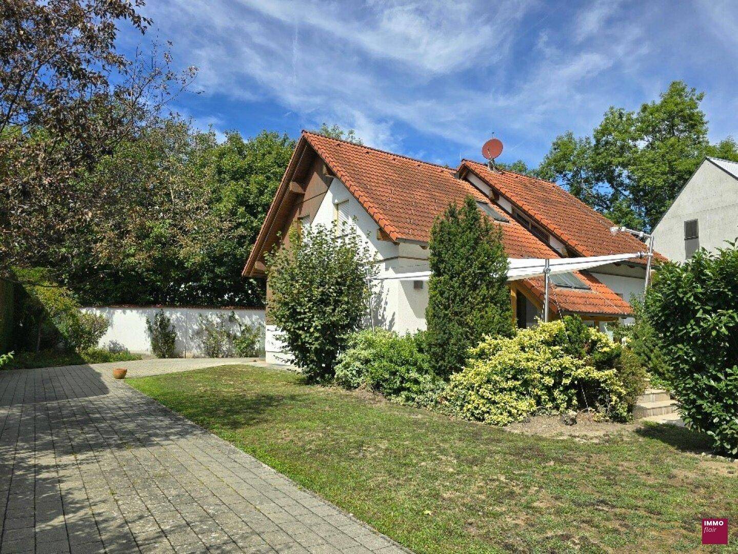Zufahrt und Haus