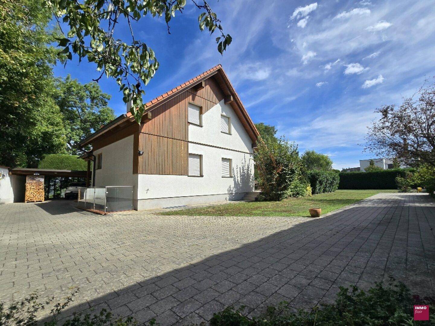 Zufahrt, Carport, Haus