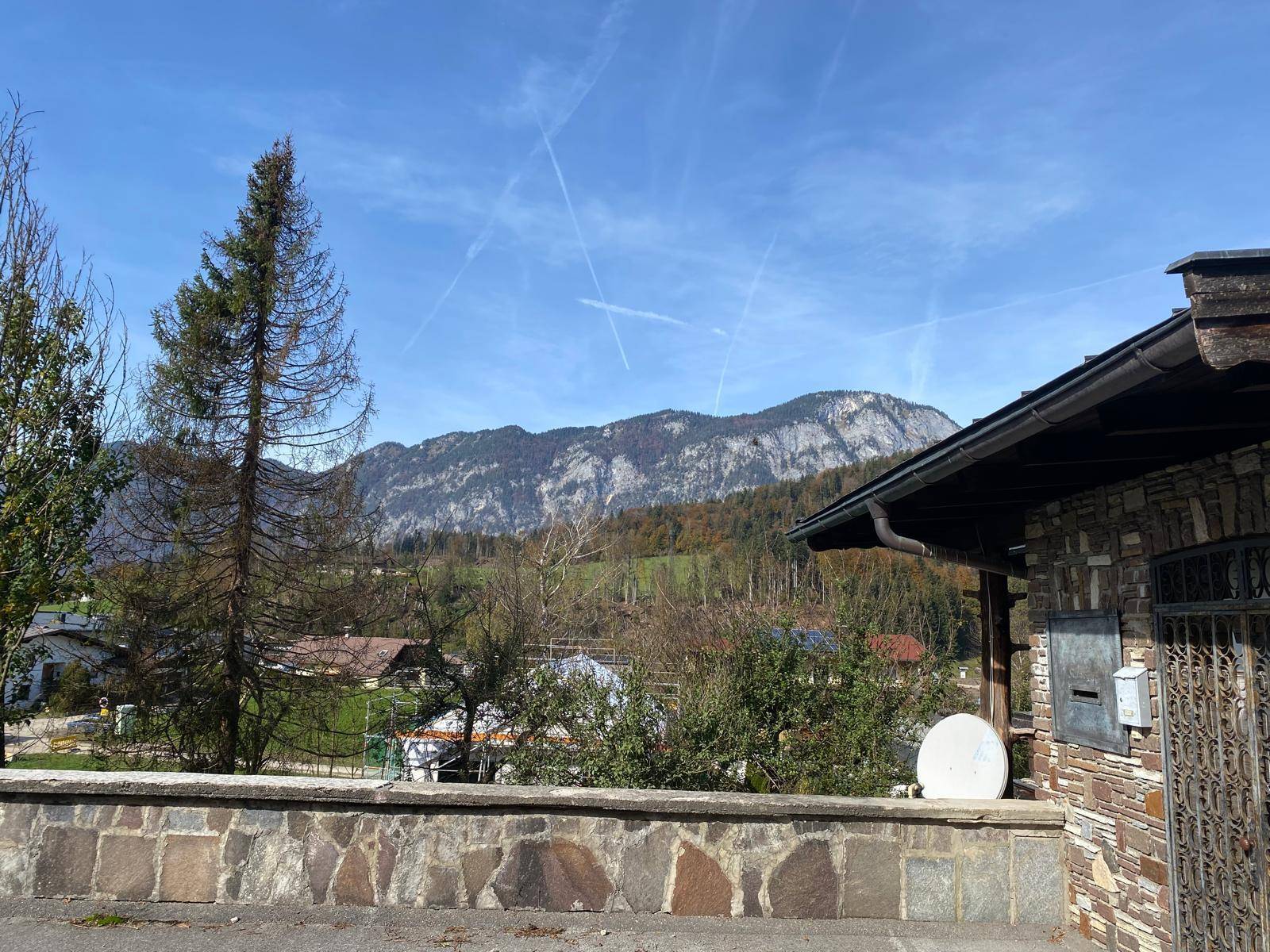 Panoramablick auf die majestätische Bergkette und die umliegende Landschaft unter klarem Himmel.