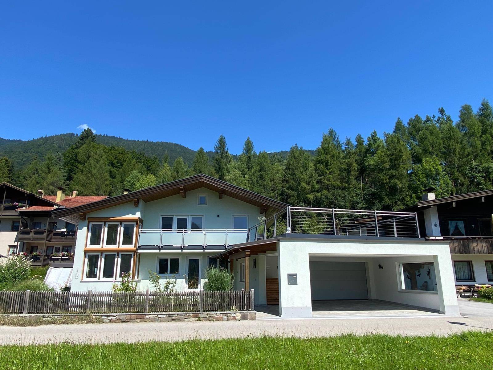 Haus mit Carport und Doppelgarage