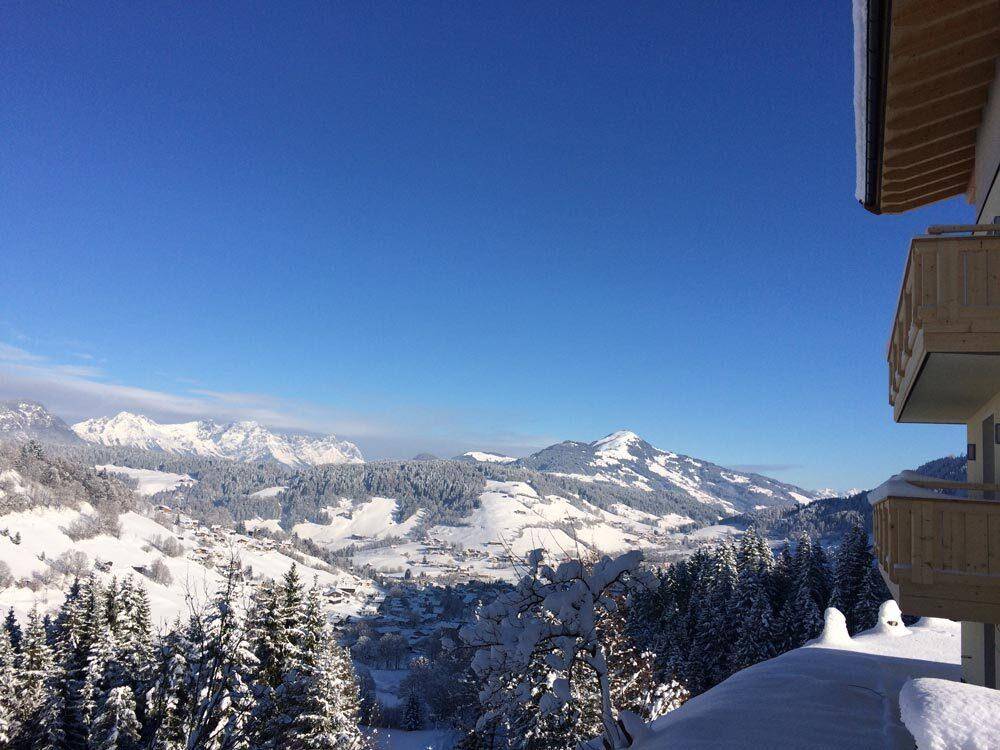 Atemberaubender Winterblick auf die verschneite Berglandschaft und das Tal.