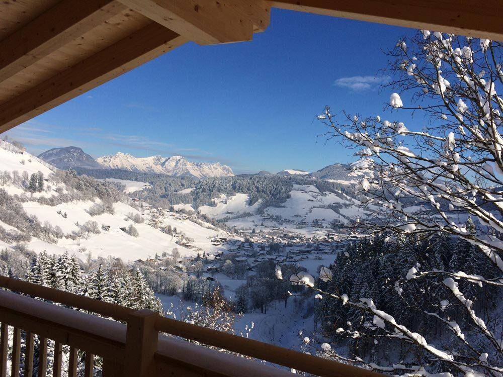 Gemütlicher Balkon mit Schnee und atemberaubendem Panoramablick auf die verschneiten Berge.