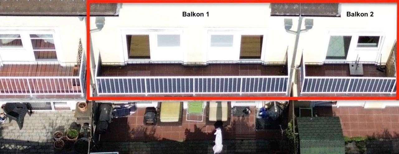 Luftaufnahme der Balkone mit Geländern und Außenmöbeln.